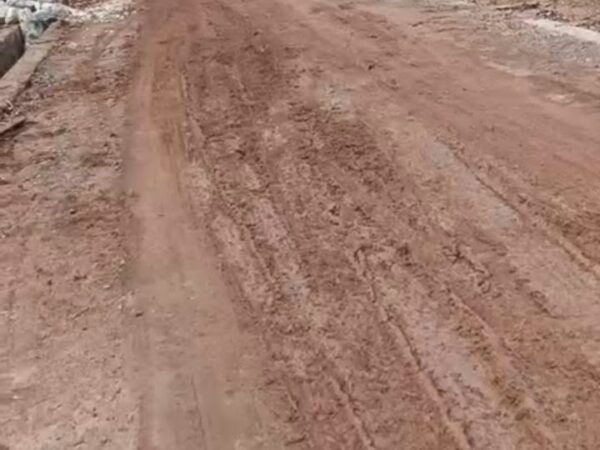 Warga Keluhkan Jalan Becek dan Licin Imbas Proyek Perumahan di Gunung Kucing